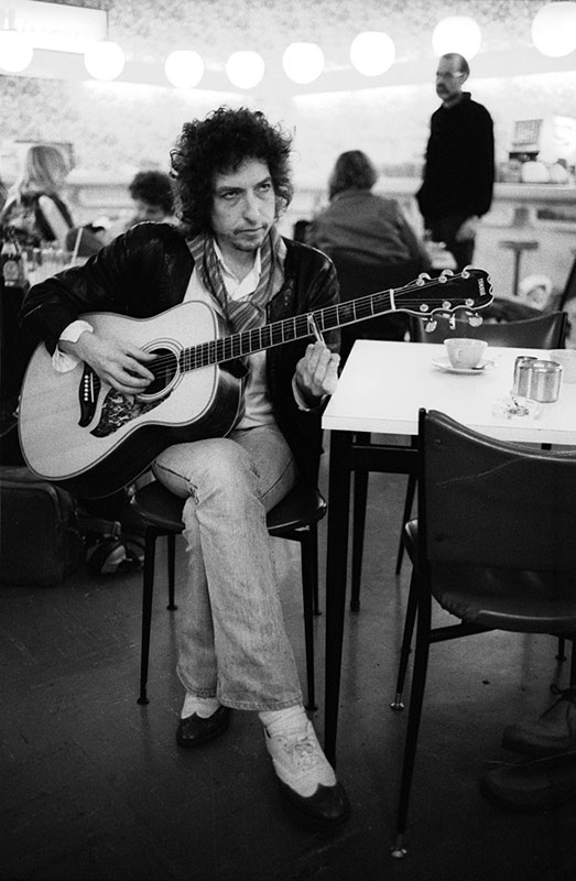 Bob Dylan, Hong Kong International Airport, 1978 (Vertical)