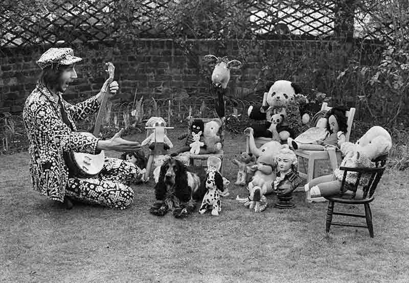 Pete Townshend & Towser - Doll's Tea Party in his Garden, West London, 1971