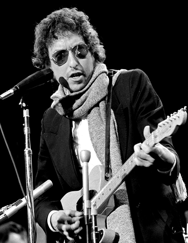 Bob Dylan at the Mic, Boston Garden, 1974