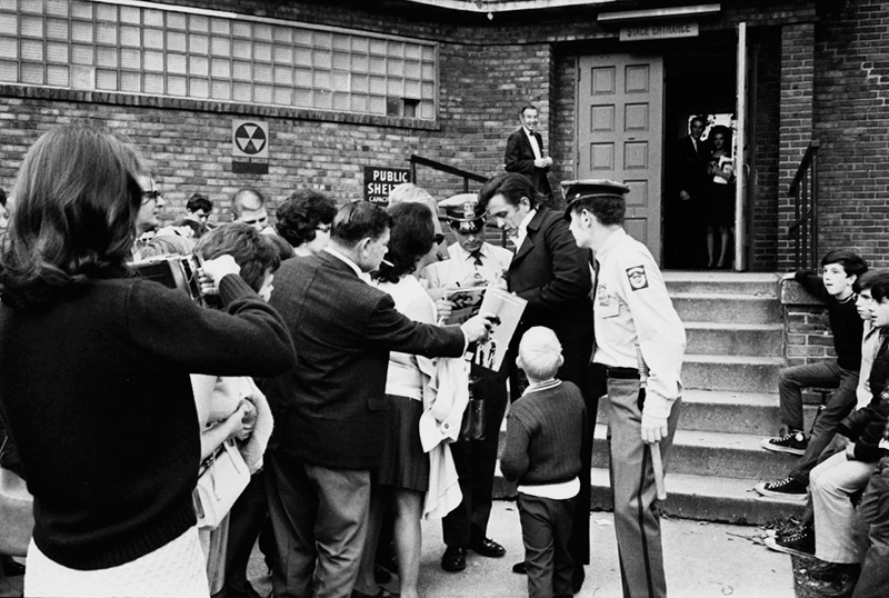 Johnny Cash with Fans, Johnny Cash Show, TN, 1969